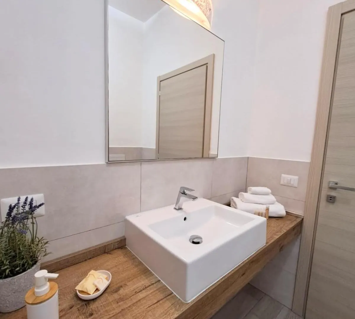 קליארי Ajana Rooms By Accomodo 2*,  איטליה
